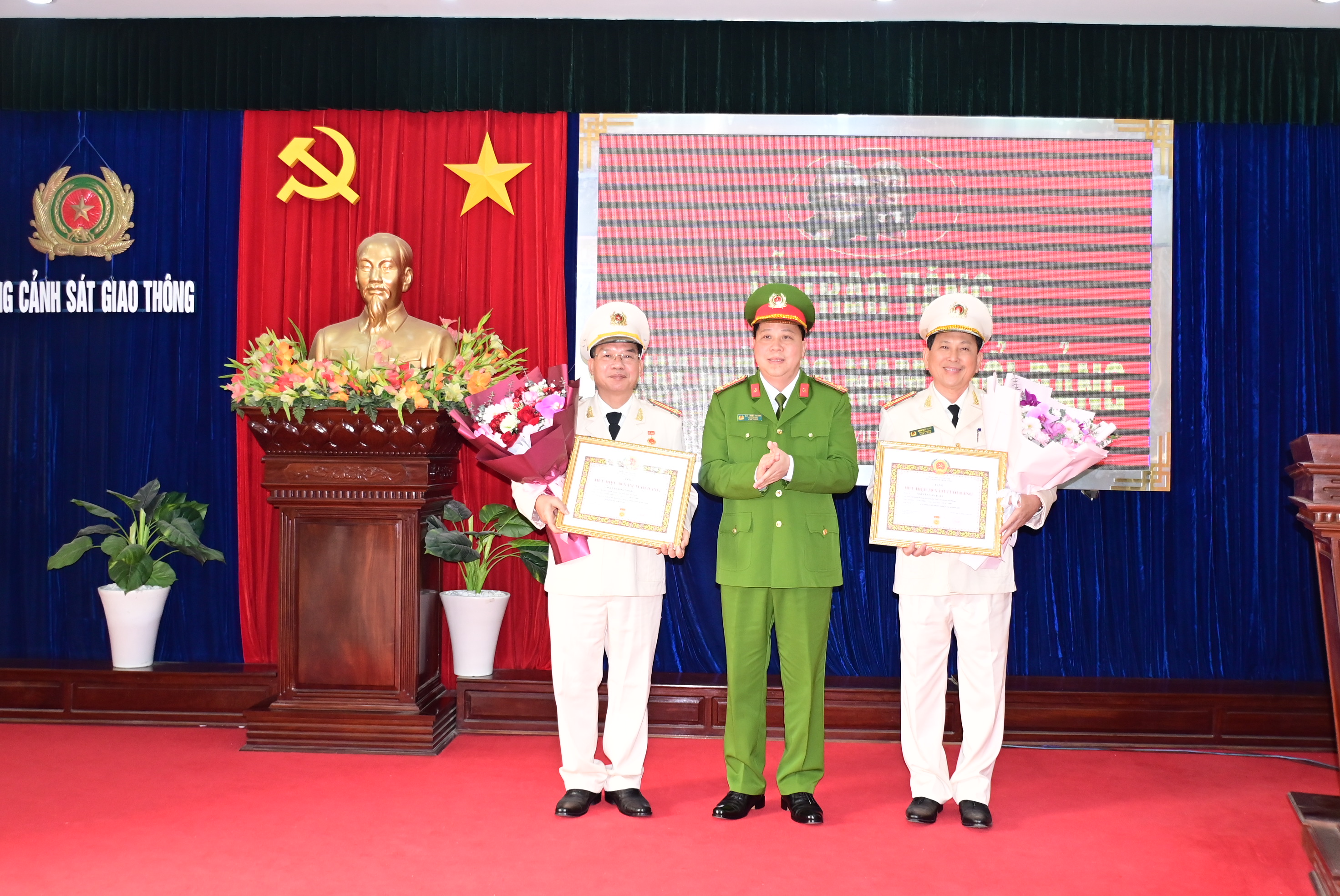 Phó Giám đốc CATP trao tặng Huy hiệu 30 năm tuổi Đảng và chúc Tết tại Phòng Cảnh sát giao thông